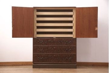 中古　美品　国産　三方桑材・中桐　衣装盆付き　独特な木目が目を惹く小振りな着物箪笥(和タンス、総桐箪笥、桐たんす)(R-051537)