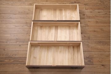 中古　美品　国産　三方桑材・中桐　衣装盆付き　独特な木目が目を惹く小振りな着物箪笥(和タンス、総桐箪笥、桐たんす)(R-051537)