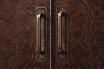 中古　美品　国産　三方桑材・中桐　衣装盆付き　独特な木目が目を惹く小振りな着物箪笥(和タンス、総桐箪笥、桐たんす)(R-051537)