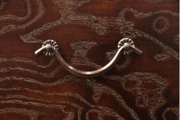 中古　美品　国産　三方桑材・中桐　衣装盆付き　独特な木目が目を惹く小振りな着物箪笥(和タンス、総桐箪笥、桐たんす)(R-051537)