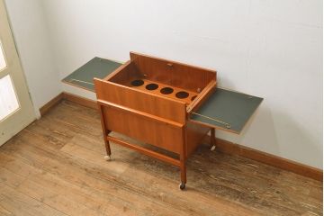 ヴィンテージ家具　デンマークビンテージ　チーク材　希少!収納を兼ね備えたキャスター付きサーバー(サービス台、ワインセラー、バーキャビネット、収納棚)(R-051538)