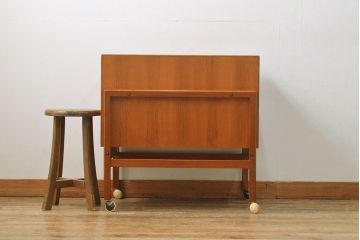 ヴィンテージ家具　デンマークビンテージ　チーク材　希少!収納を兼ね備えたキャスター付きサーバー(サービス台、ワインセラー、バーキャビネット、収納棚)(R-051538)