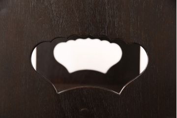 和製アンティーク　指物家具　漆塗り　カリン材　レトロな雰囲気漂う時代物の飾り棚(収納棚、戸棚、サイドキャビネット、花梨材)(R-051546)