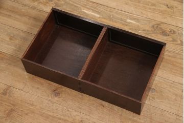 和製アンティーク　指物家具　漆塗り　カリン材　レトロな雰囲気漂う時代物の飾り棚(収納棚、戸棚、サイドキャビネット、花梨材)(R-051546)