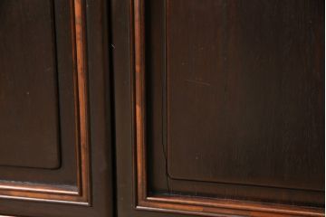 和製アンティーク　指物家具　漆塗り　カリン材　レトロな雰囲気漂う時代物の飾り棚(収納棚、戸棚、サイドキャビネット、花梨材)(R-051546)