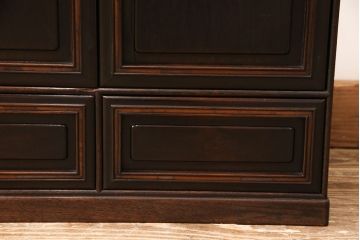 和製アンティーク　指物家具　漆塗り　カリン材　レトロな雰囲気漂う時代物の飾り棚(収納棚、戸棚、サイドキャビネット、花梨材)(R-051546)