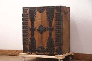 アンティーク家具　明治大正期　三国産　極上　黒々とした金具の装飾が立派な総桐帳場箪笥(総桐箪笥、小箪笥、引き出し、サイドチェスト、桐たんす)(R-051548)