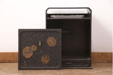 アンティーク雑貨　漆塗り　螺鈿細工と蒔絵が施された、美術品のような器局(飾り棚、戸棚、書箱、収納棚、小物収納)(R-051550)