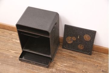 アンティーク雑貨　漆塗り　螺鈿細工と蒔絵が施された、美術品のような器局(飾り棚、戸棚、書箱、収納棚、小物収納)(R-051550)