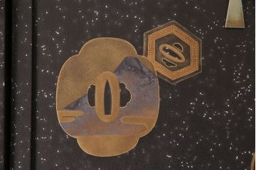 アンティーク雑貨　漆塗り　螺鈿細工と蒔絵が施された、美術品のような器局(飾り棚、戸棚、書箱、収納棚、小物収納)(R-051550)