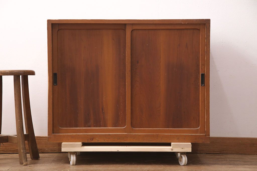 和製アンティーク　ヒノキ材　様々な使い方ができる、シンプルなつくりの戸棚(キャビネット、収納棚、下駄箱)(R-051551)