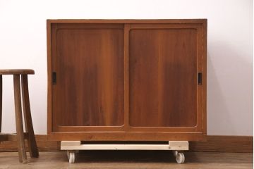 和製アンティーク　ヒノキ材　様々な使い方ができる、シンプルなつくりの戸棚(キャビネット、収納棚、下駄箱)(R-051551)