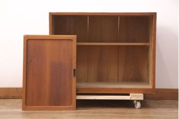 和製アンティーク　ヒノキ材　様々な使い方ができる、シンプルなつくりの戸棚(キャビネット、収納棚、下駄箱)(R-051551)