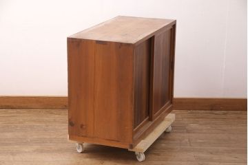 和製アンティーク　ヒノキ材　様々な使い方ができる、シンプルなつくりの戸棚(キャビネット、収納棚、下駄箱)(R-051551)