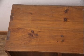 和製アンティーク　ヒノキ材　様々な使い方ができる、シンプルなつくりの戸棚(キャビネット、収納棚、下駄箱)(R-051551)