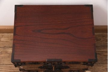 中古　美品　門間箪笥店(門間屋)　仙台箪笥　木地呂塗り　小ぶりながらも存在感を放つ小箪笥(小引き出し、卓上収納)(定価約24万円)(R-051557)