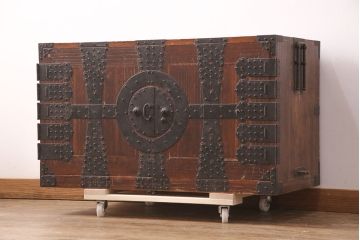 和製アンティーク　迫力ある十字金具が上手!観音開きの時代箪笥(引き出し、ローボード)(R-051558)