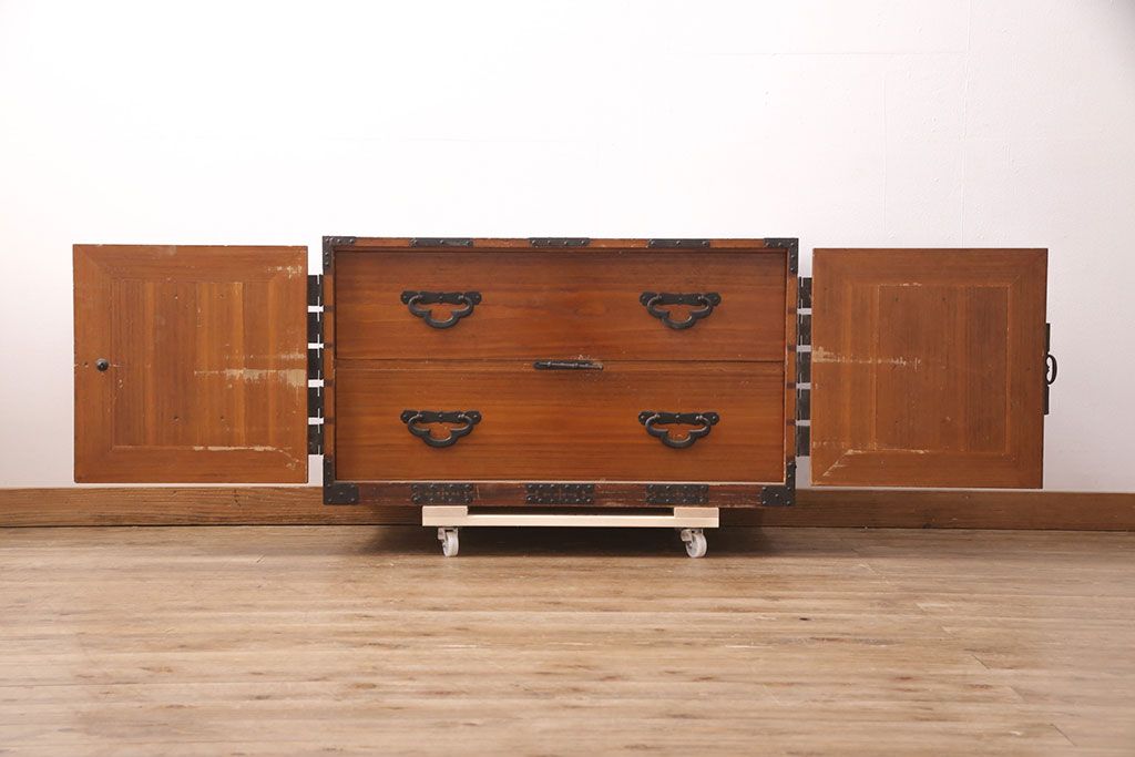 和製アンティーク　迫力ある十字金具が上手!観音開きの時代箪笥(引き出し、ローボード)(R-051558)