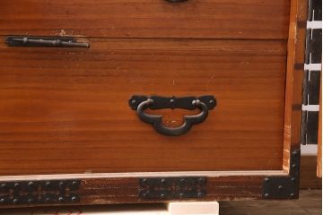 和製アンティーク　迫力ある十字金具が上手!観音開きの時代箪笥(引き出し、ローボード)(R-051558)