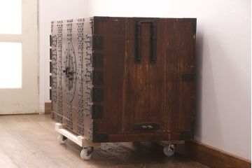 和製アンティーク　迫力ある十字金具が上手!観音開きの時代箪笥(引き出し、ローボード)(R-051558)