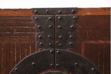 和製アンティーク　迫力ある十字金具が上手!観音開きの時代箪笥(引き出し、ローボード)(R-051558)