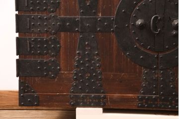 和製アンティーク　迫力ある十字金具が上手!観音開きの時代箪笥(引き出し、ローボード)(R-051558)
