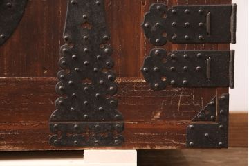 和製アンティーク　迫力ある十字金具が上手!観音開きの時代箪笥(引き出し、ローボード)(R-051558)