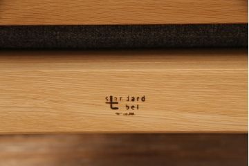 中古　極美品　ナラ材　karf(カーフ) standard label(スタンダードレーベル)　TOLIME(トリム)　温かい雰囲気が魅力的な1人掛けソファ(アームチェア、椅子)(定価約9万円)(R-051560)