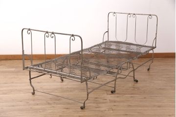 ヴィンテージ家具　フランスビンテージ　インダストリアルの空間づくりにおすすめ!折り畳み式が珍しいアイアン製のベッドフレーム(セミシングル)(R-051562)