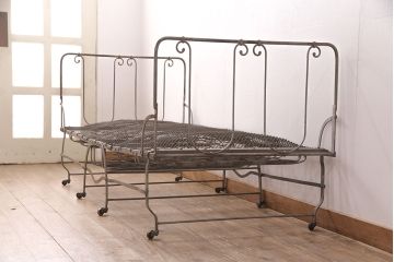 ヴィンテージ家具　フランスビンテージ　インダストリアルの空間づくりにおすすめ!折り畳み式が珍しいアイアン製のベッドフレーム(セミシングル)(R-051562)