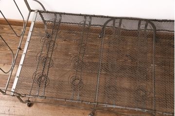 ヴィンテージ家具　フランスビンテージ　インダストリアルの空間づくりにおすすめ!折り畳み式が珍しいアイアン製のベッドフレーム(セミシングル)(R-051562)