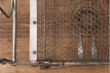 ヴィンテージ家具　フランスビンテージ　インダストリアルの空間づくりにおすすめ!折り畳み式が珍しいアイアン製のベッドフレーム(セミシングル)(R-051562)
