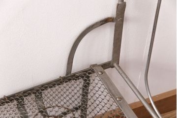ヴィンテージ家具　フランスビンテージ　インダストリアルの空間づくりにおすすめ!折り畳み式が珍しいアイアン製のベッドフレーム(セミシングル)(R-051562)