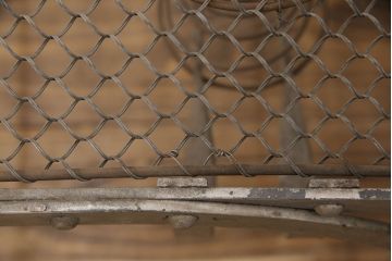 ヴィンテージ家具　フランスビンテージ　インダストリアルの空間づくりにおすすめ!折り畳み式が珍しいアイアン製のベッドフレーム(セミシングル)(R-051562)