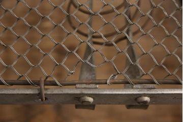 ヴィンテージ家具　フランスビンテージ　インダストリアルの空間づくりにおすすめ!折り畳み式が珍しいアイアン製のベッドフレーム(セミシングル)(R-051562)