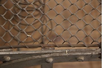 ヴィンテージ家具　フランスビンテージ　インダストリアルの空間づくりにおすすめ!折り畳み式が珍しいアイアン製のベッドフレーム(セミシングル)(R-051562)