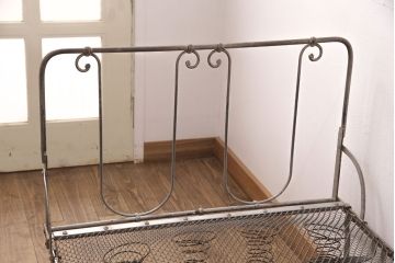 ヴィンテージ家具　フランスビンテージ　インダストリアルの空間づくりにおすすめ!折り畳み式が珍しいアイアン製のベッドフレーム(セミシングル)(R-051562)