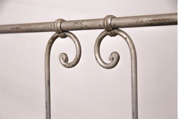 ヴィンテージ家具　フランスビンテージ　インダストリアルの空間づくりにおすすめ!折り畳み式が珍しいアイアン製のベッドフレーム(セミシングル)(R-051562)
