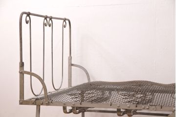 ヴィンテージ家具　フランスビンテージ　インダストリアルの空間づくりにおすすめ!折り畳み式が珍しいアイアン製のベッドフレーム(セミシングル)(R-051562)