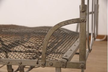 ヴィンテージ家具　フランスビンテージ　インダストリアルの空間づくりにおすすめ!折り畳み式が珍しいアイアン製のベッドフレーム(セミシングル)(R-051562)