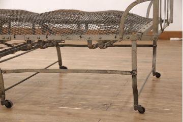 ヴィンテージ家具　フランスビンテージ　インダストリアルの空間づくりにおすすめ!折り畳み式が珍しいアイアン製のベッドフレーム(セミシングル)(R-051562)