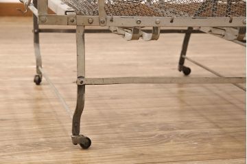 ヴィンテージ家具　フランスビンテージ　インダストリアルの空間づくりにおすすめ!折り畳み式が珍しいアイアン製のベッドフレーム(セミシングル)(R-051562)