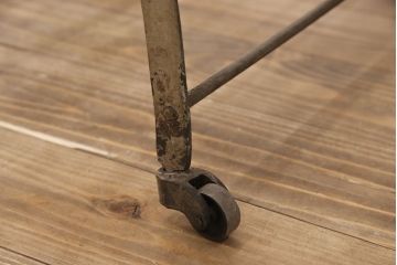 ヴィンテージ家具　フランスビンテージ　インダストリアルの空間づくりにおすすめ!折り畳み式が珍しいアイアン製のベッドフレーム(セミシングル)(R-051562)