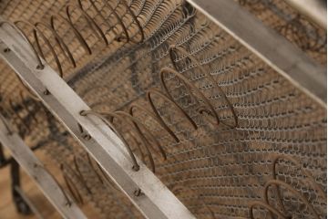 ヴィンテージ家具　フランスビンテージ　インダストリアルの空間づくりにおすすめ!折り畳み式が珍しいアイアン製のベッドフレーム(セミシングル)(R-051562)