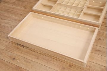中古　シャルドネ(CHARDONNAY)　CRIVILLE(クリビーレ)　リメイク　ウォールナット材　仕切り付きが便利!ナチュラルな雰囲気が素敵なローチェスト(引き出し、リビングボード)(R-051563)
