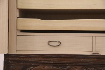 中古　伝統工芸　軽井沢彫り　図柄が珍しい!!　細やかな彫刻の意匠に目を奪われる衣装盆付きの和箪笥(和タンス、チェスト、着物箪笥、収納箪笥)(R-051567)