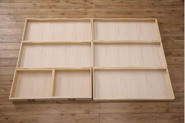 中古　伝統工芸　軽井沢彫り　図柄が珍しい!!　細やかな彫刻の意匠に目を奪われる衣装盆付きの和箪笥(和タンス、チェスト、着物箪笥、収納箪笥)(R-051567)