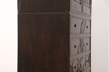 中古　伝統工芸　軽井沢彫り　図柄が珍しい!!　細やかな彫刻の意匠に目を奪われる衣装盆付きの和箪笥(和タンス、チェスト、着物箪笥、収納箪笥)(R-051567)