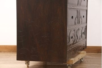 中古　伝統工芸　軽井沢彫り　図柄が珍しい!!　細やかな彫刻の意匠に目を奪われる衣装盆付きの和箪笥(和タンス、チェスト、着物箪笥、収納箪笥)(R-051567)