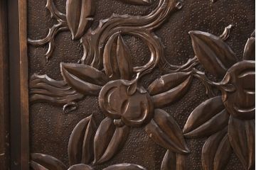 中古　伝統工芸　軽井沢彫り　図柄が珍しい!!　彫刻の意匠が華やかなワードローブ(洋服タンス)(R-051568)
